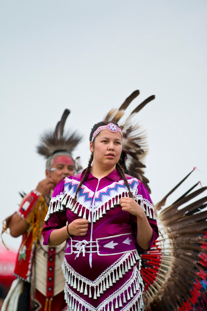 Une danseuse portant une robe à clochette lors du Pow Wow Abitibiwinni de Pikogan, en Abitibi-Témiscamingue. Les Pow Wow resprésentent des expériences de tourisme autochtone très spéciales à vivre.